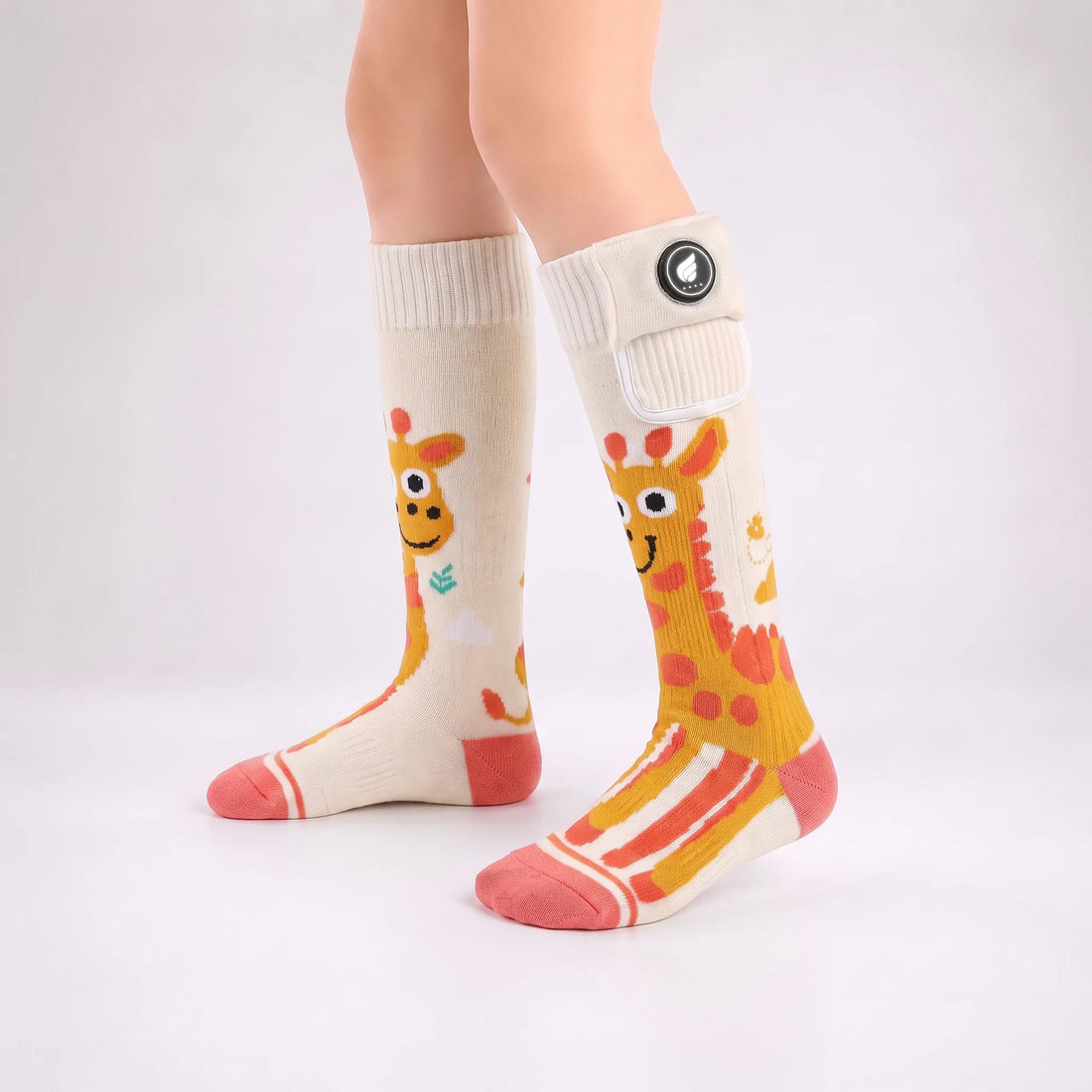 Kind draagt verwarmde skisokken met giraffe-print